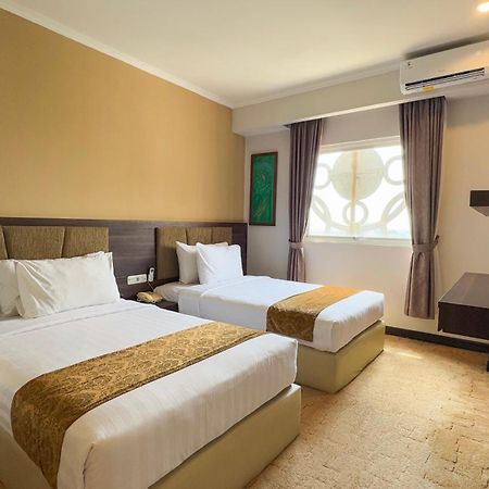 Lorin Syariah Solo Hotel Exterior photo
