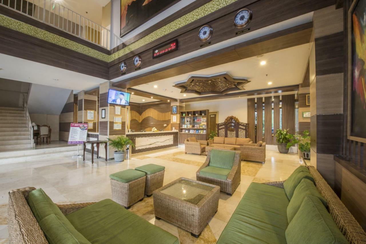Lorin Syariah Solo Hotel Exterior photo